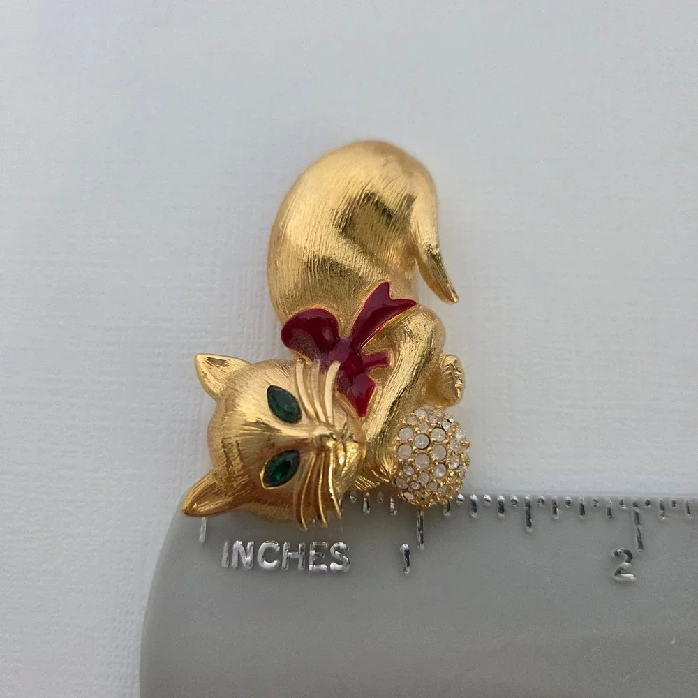 Napier Brooch Gold Cat Green Eyes Red Bow Rhinestone Ball Vintage Pin Signed